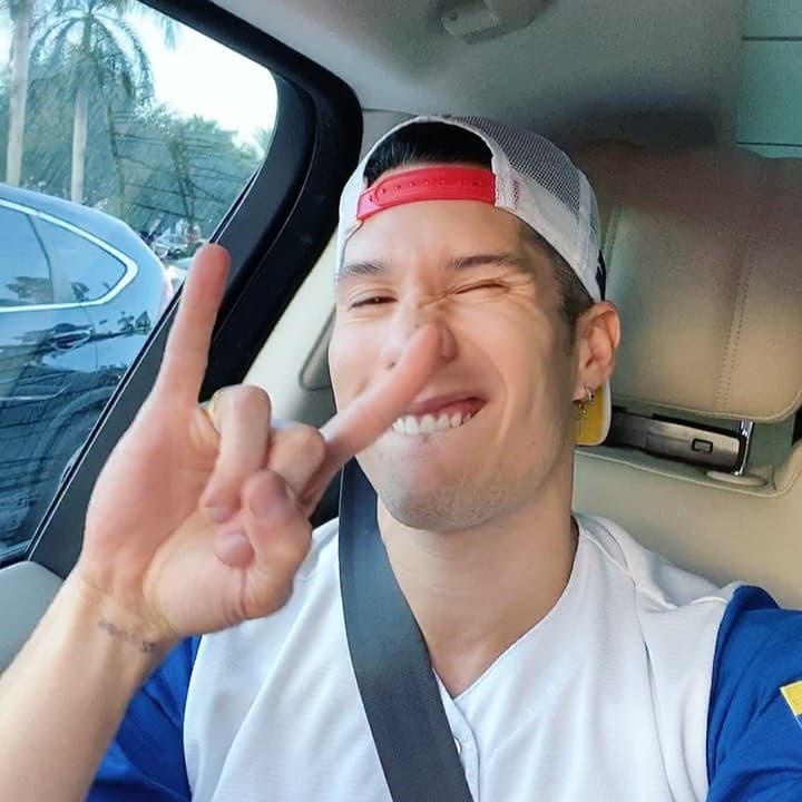 "A finales de octubre empecé a sentir molestias en los dedos de los pies, luego un hormigueo […] Empecé a sentir entumecimiento y dolores fuertes en mis piernas", contó a la revista.
<br>