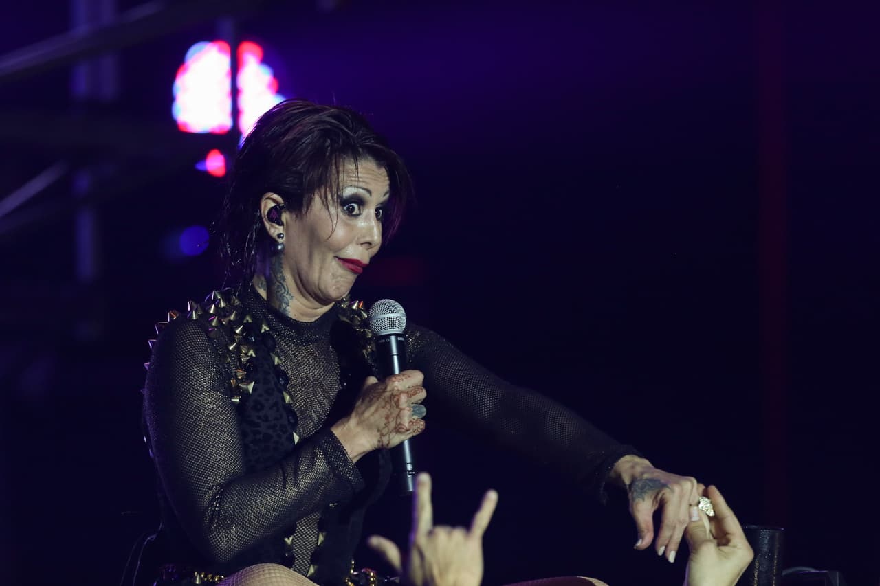 Investigan a policías que perdonaron una infracción a la cantante Alejandra Guzmán a cambio de una foto