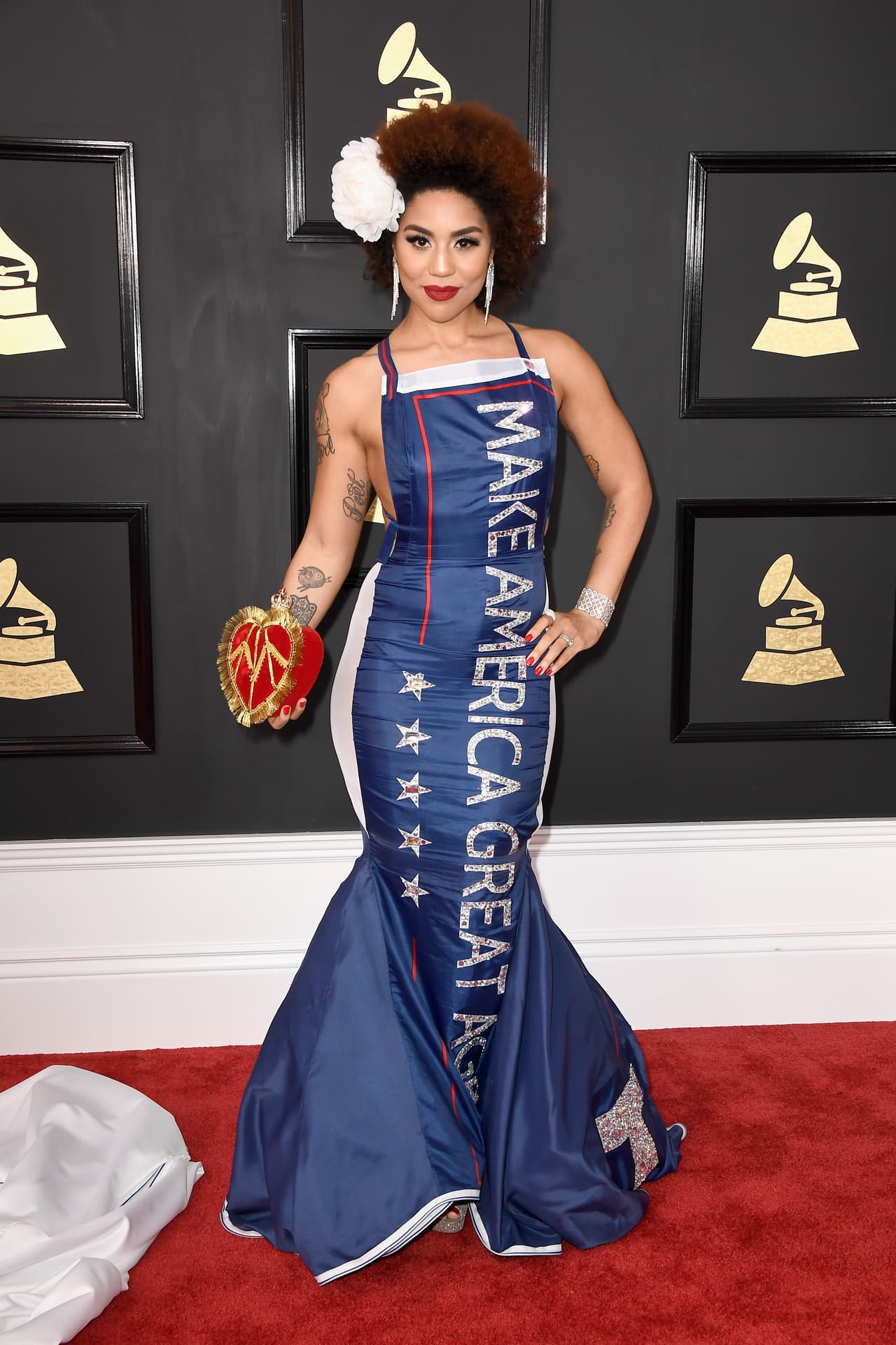 En la última edición de los premios Grammy, Joy Villa se presentó con un vestido con el lema de campaña de Trump "Make America Great Again".