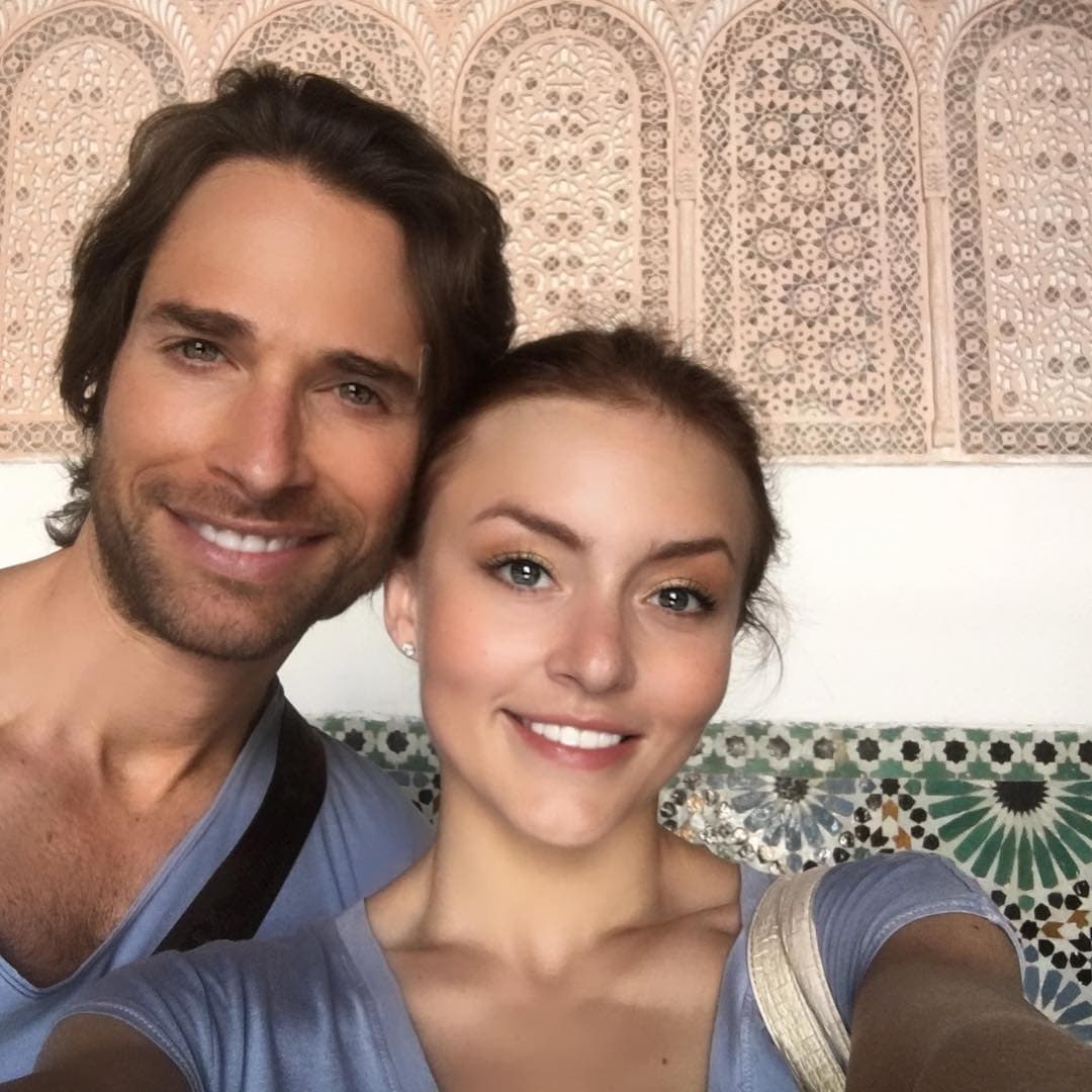 Tras casi un año de estar grabando estas escenas por diferentes partes del mundo, Rulli realizó varios viajes parar “desconectarse” y recuperar energías. En sus páginas de Instagram comparte con frecuencia 
<a href="https://www.univision.com/famosos/asi-quedaron-sebastian-rulli-y-angelique-boyer-tras-subir-200-escalones-de-una-piramide-video">sus escapadas a diferentes partes</a> del mundo con su novia Angelique Boyer, con quien aquí vemos en Marruecos. 
<br>