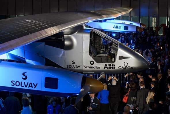 Solar Impulse 2 (Si2), el segundo prototipo de avión solar, fue presentado en Suiza, con miras a dar la vuelta al mundo a partir de marzo del 2015, gracias a su autonomía que le permitirá volar hasta cinco días seguidos.