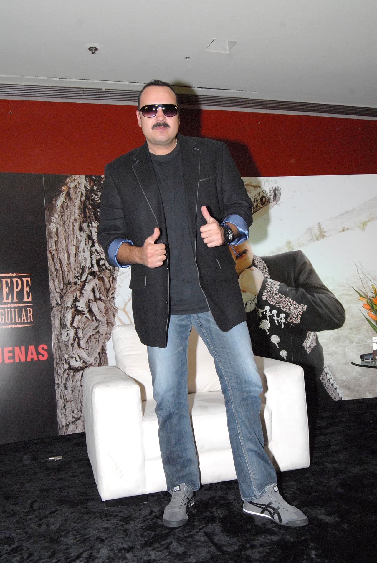 Los lentes de sol se han vuelto parte de 
<b><a href="http://www.univision.com/temas/pepe-aguilar">Pepe</a></b>, ya que no importando el lugar en el que esté, siempre los lleva con él, así como una playera negra o chamarra de ese mismo color.