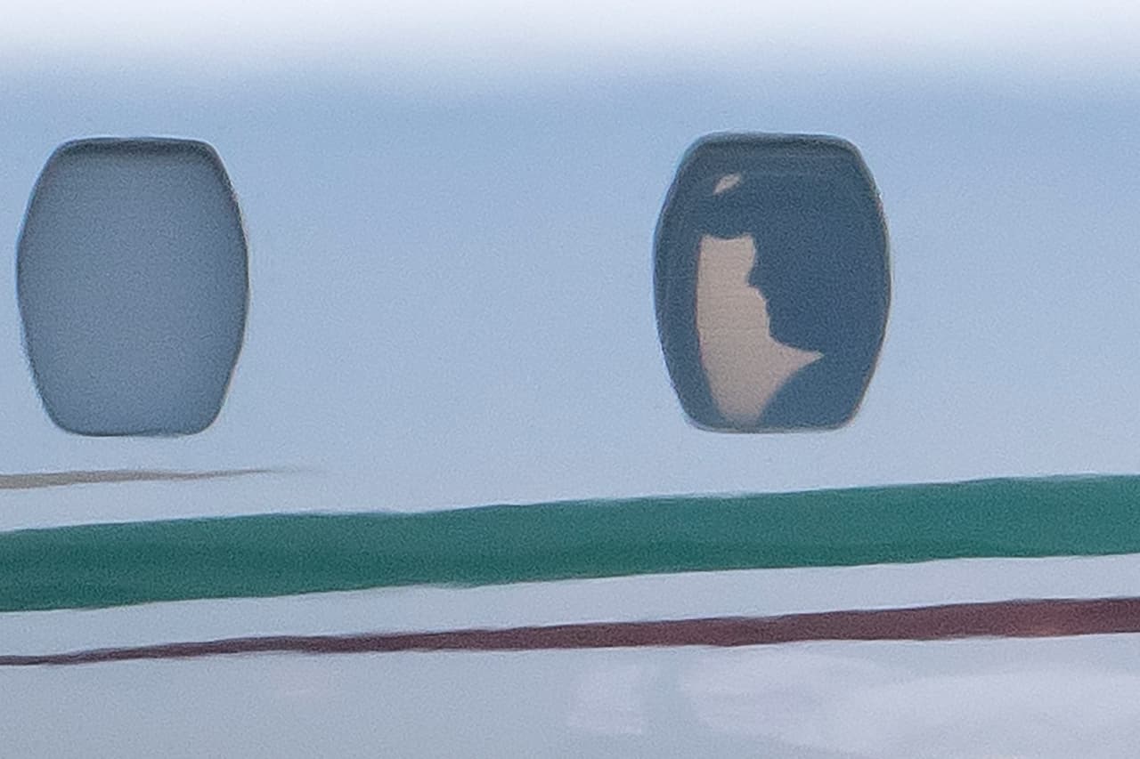 Los señalamientos fueron a raíz de que Harry ha defendido acciones 
<b><a href="https://www.univision.com/shows/despierta-america/el-cambio-climatico-es-una-realidad-y-amenaza-al-planeta-con-tener-consecuencias-irreversibles-video" target="_blank">en contra del cambio climático</a></b>. Daily Mail calculó que él y su familia generaron, solo en su vuelo de Niza al Reino Unido, 
<b><a href="https://www.univision.com/noticias/cambio-climatico/cambio-climatico-alargara-y-encarecera-vuelos-en-avion" target="_blank">siete veces más emisiones de dióxido de carbono</a></b> por persona que si hubieran volado en un avión comercial.