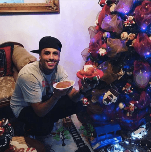 Antes de viajar a Barcelona, para grabar algo con Shakira, Nicky Jam compartió su foto junto al arbolito que este 25 de diciembre podría amanecer repleto de regalos.