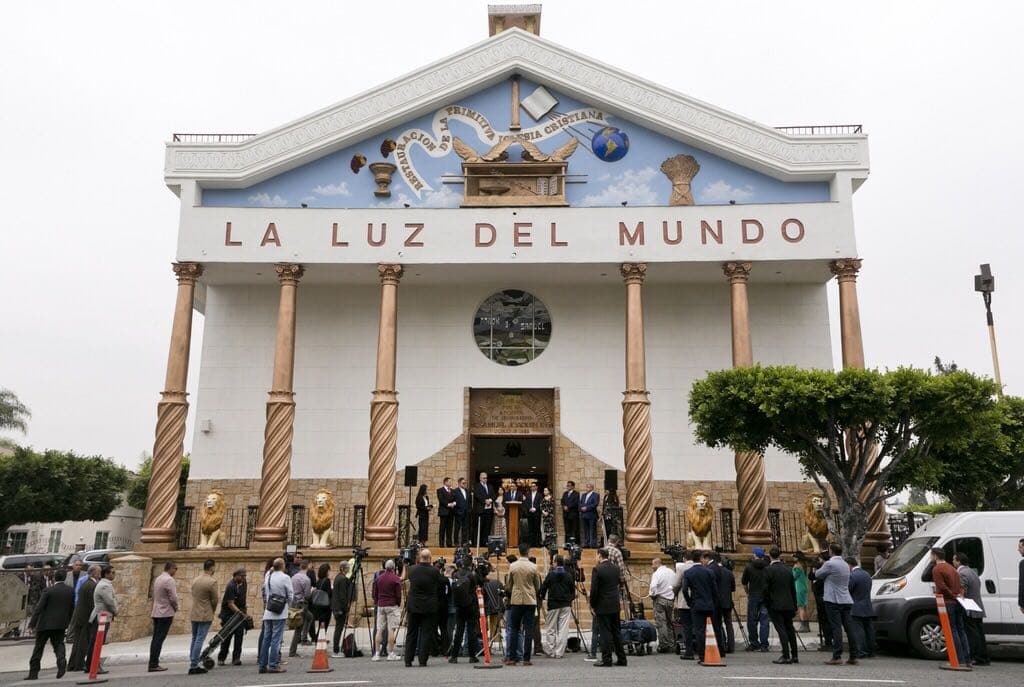 Fachada de un templo de la iglesia La Luz del Mundo en el este de Los Ángeles, en California.