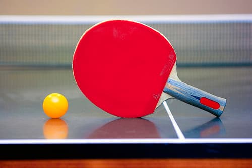 Puede jugar deportes individuales o en los cuales mantenga el distanciamiento social como el tenis de mesa.