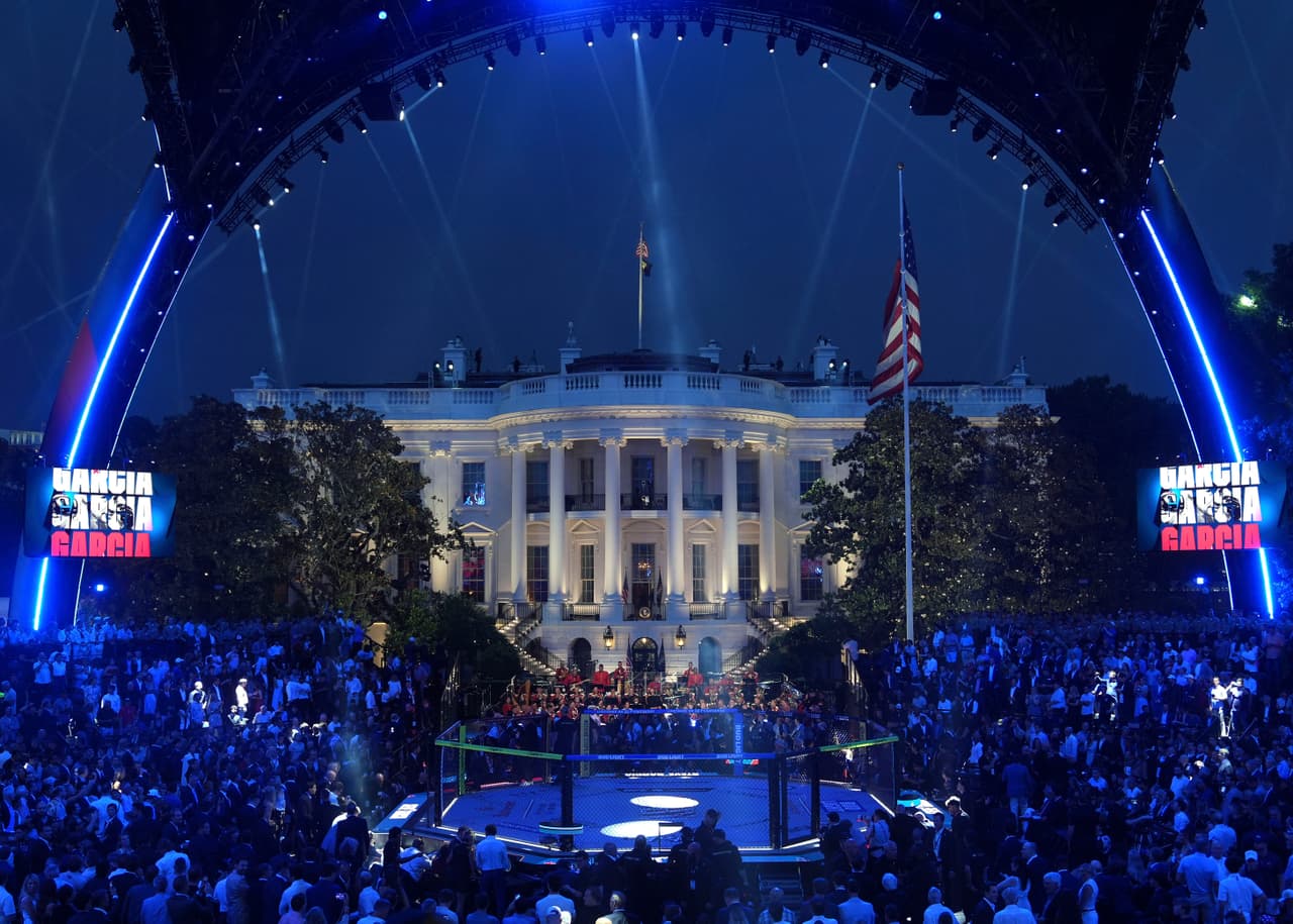 En la imagen se ve el estadio mientras el presidente Donald Trump llega al UFC Freedom 250.