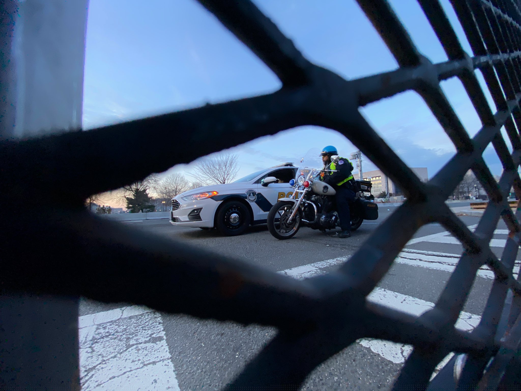 Según reporta la agencia AFP, las patrullas de la policía mantienen sus luces intermitentes encendidas en todo momento y bloquean las calles que normalmente están llenas de tráfico, mientras que vallas metálicas altas también rodean varios edificios gubernamentales.