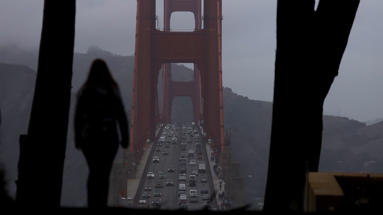 A paso lento, familias esperan la culminación del proyecto para salvar vidas en el puente Golden Gate