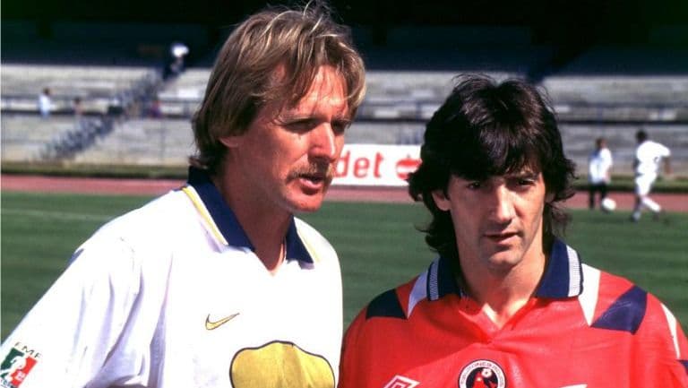 Bernd Shuster a Pumas – fue de los pioneros en probar un país poco probable en el final de su carrera pues después de una trayectoria admirable en clubes como el Augsburg de Alemania, Barcelona, Real Madrid y Atlético de Madrid en España, Bayer Leverkusen en Alemania y San José en Estados Unidos, terminó con los Pumas de la UNAM en la temporada 1996-1997.