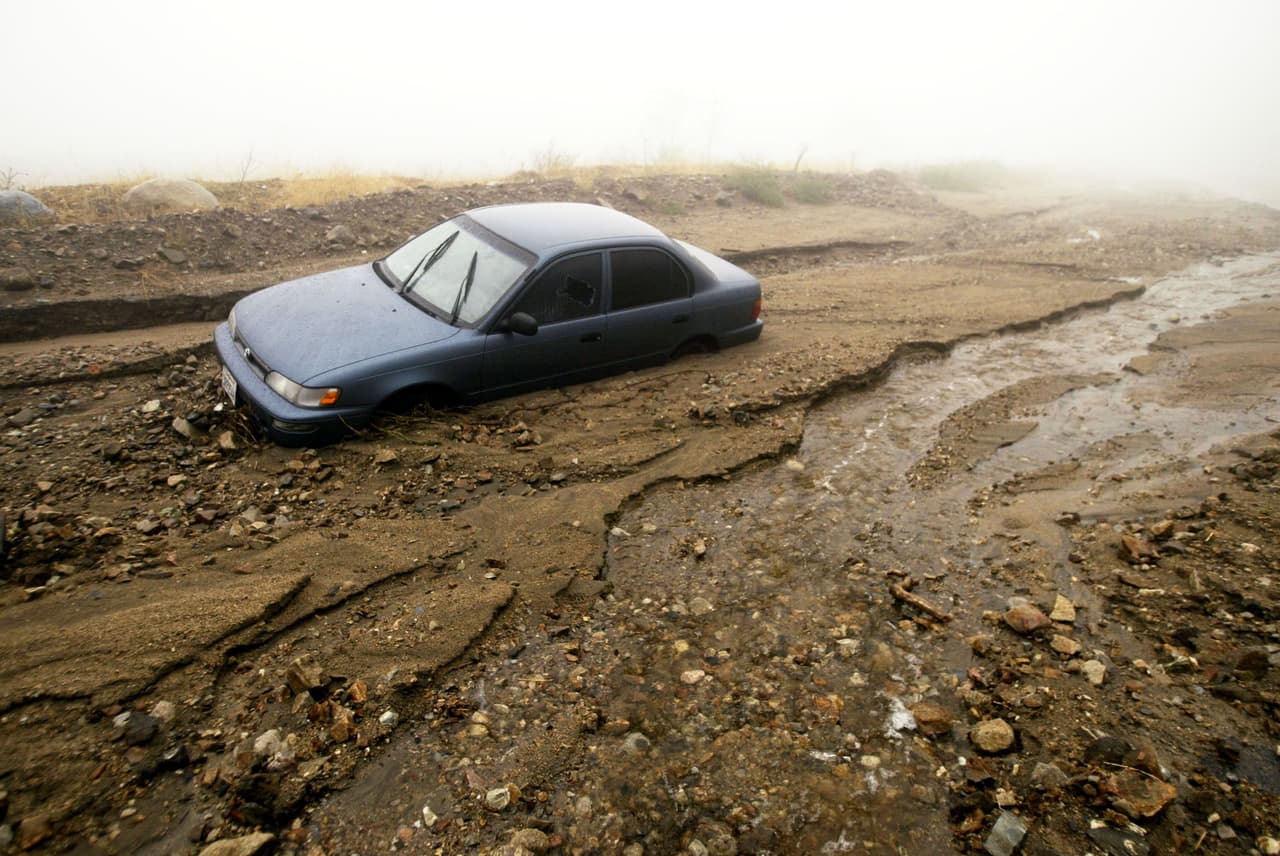 Las primeras lluvias de octubre de 2004 en las zonas afectadas por incendios durante el verano causaron deslaves y torrenteras que afectaron a áreas próximas a las montañas del sur de California, como Rancho Cucamonga.