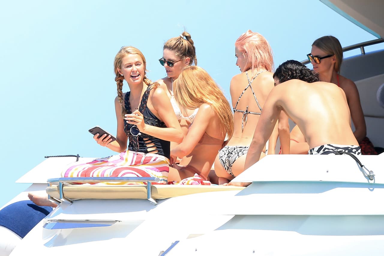 Paris Hilton está de vacaciones, como de costumbre.