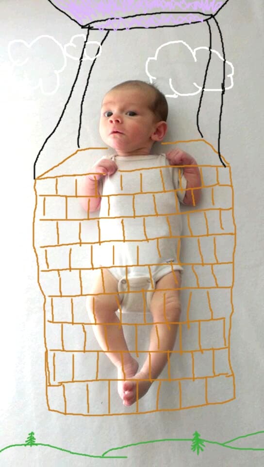 Luce muy asombrado por lo que ve desde las alturas.