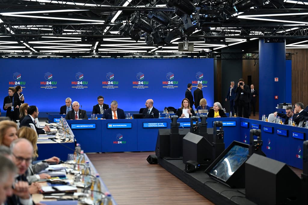 ARCHIVO - Vista general de la sesión plenaria de una cumbre de la UE en el Puskas Arena en Budapest, Hungría, el 8 de noviembre de 2024. (AP Foto/Denes Erdos, archivo)