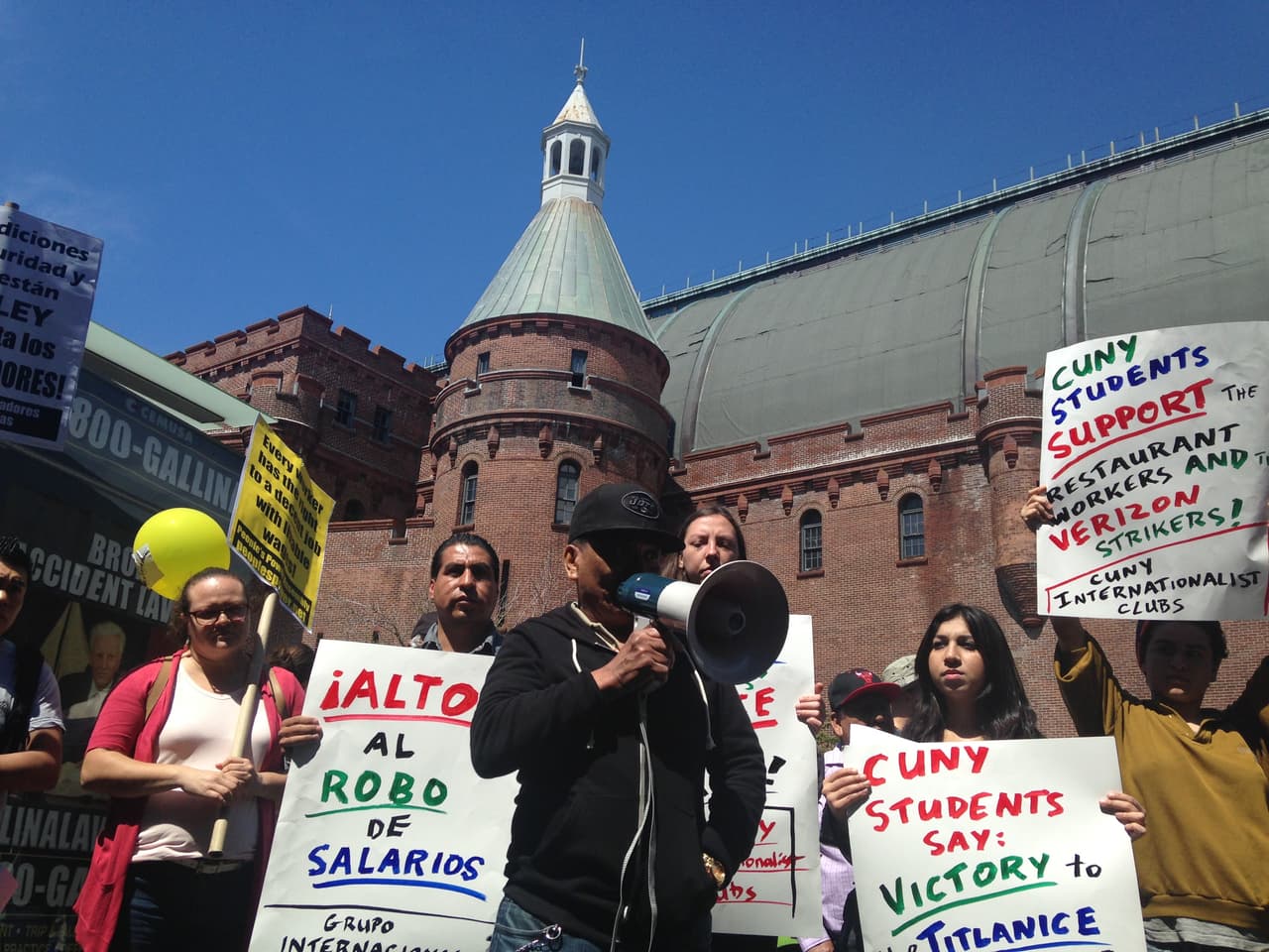 Teófilo Río alza la voz frente a su lugar de trabajo.