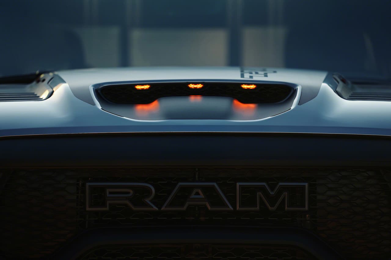 En el tope del capó hay una prominente entrada de aire funcional...