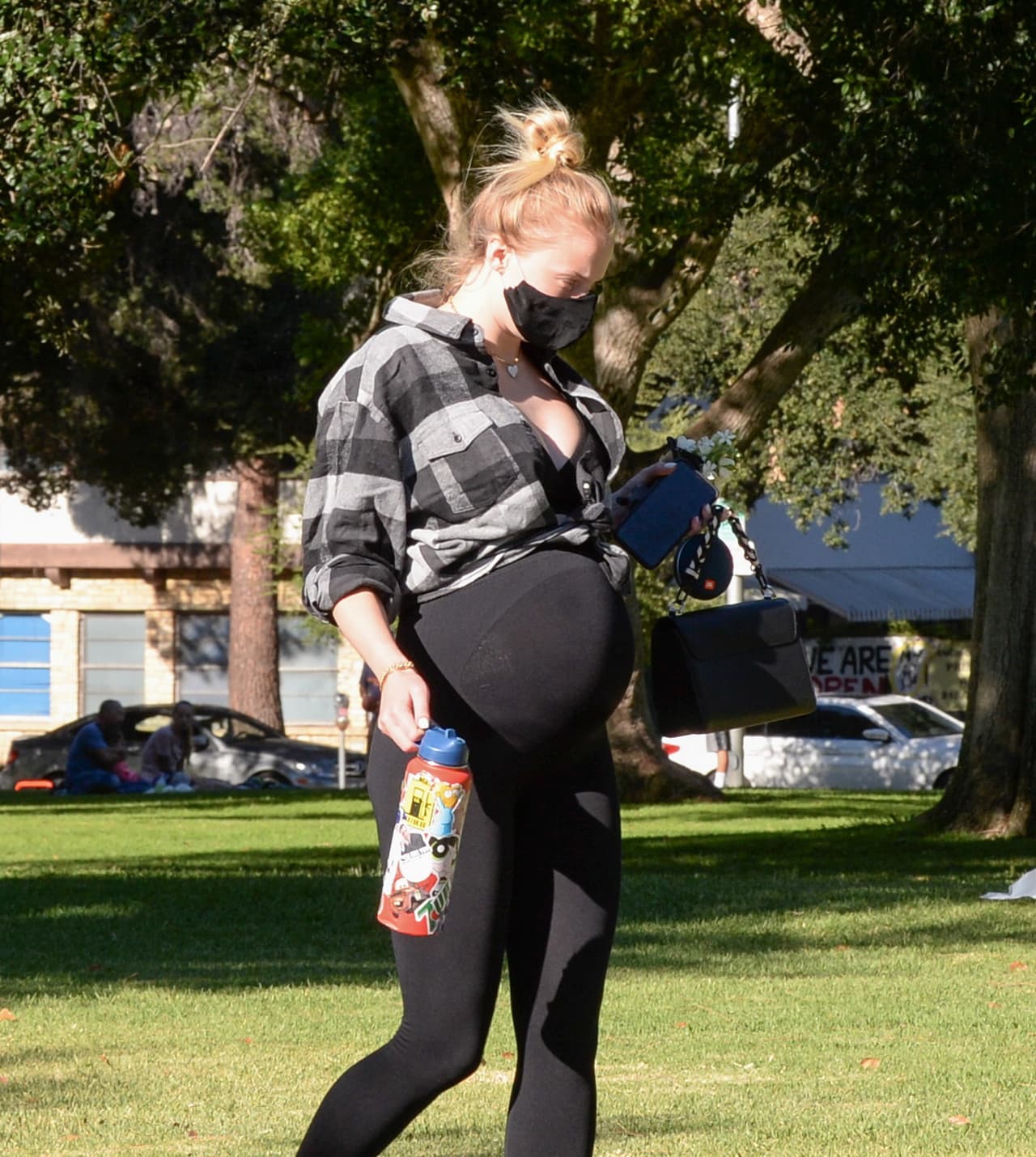 Cuatro meses después de haber iniciado la temporada de distanciamiento social para evitar la propagación de coronavirus, nació el bebé que esperaba 
<b><a href="https://www.univision.com/famosos/actriz-de-game-of-thrones-al-borde-de-las-lagrimas-da-a-conocer-el-mayor-reto-que-ha-enfrentado-en-su-vida-video" target="_blank">la actriz Sophie Turner</a></b>, producto de su relación con Joe Jonas.