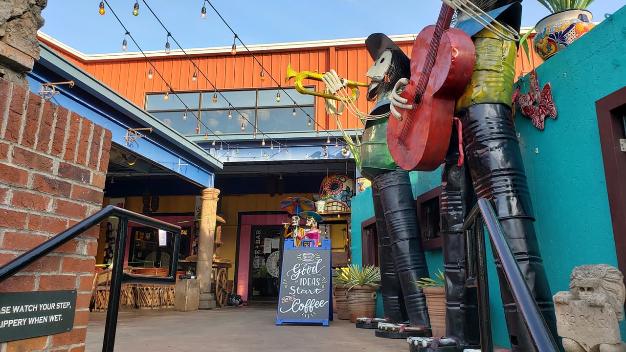 <b>Evento</b>: Cinco de Mayo 2023 at No Mas Cantina
<br>
<b>Fecha</b>: 5 de mayo
<br>
<b>Lugar: </b>No Más! Cantina. 180 Walker St. SW. Atlanta, GA. 30313
<br>
<b>Sitio web</b>: 
<a href="https://www.nomascantina.com/">https://www.nomascantina.com/</a> 
<br>
<br>No Más! Cantina celebra el Cinco de Mayo con un menú especial y un mercado artesanal. El menú especial presenta platos mexicanos tradicionales como pollo relleno, carnitas, tacos de birria y Fajitas, además de margaritas y otros cócteles. El mercado presenta artesanías de México, a partir de las 10 a. m., con el trabajo de más de 500 artesanos.