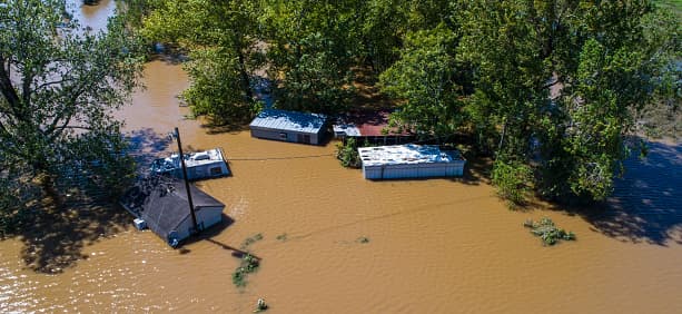 <b><a href="https://www.univision.com/local/austin-kakw/asi-planean-distribuir-5-mil-millones-de-dolares-para-proteger-a-texas-de-inundaciones">Fondos para inundaciones</a></b>
<a href="https://www.univision.com/local/austin-kakw/asi-planean-distribuir-5-mil-millones-de-dolares-para-proteger-a-texas-de-inundaciones"> </a>
<br>Esta medida traslada 1.7 mil millones de dólares del fondo estatal al Código de Agua de Texas, que estableció dos nuevas cuentas: el Fondo de Infraestructura de Inundación y el Fondo de Resiliencia de Infraestructura de Texas.
<br>Esta ley permite a la Junta de Desarrollo del Agua de Texas emitir bonos de ingresos para ambas cuentas y prioriza la asistencia financiera para los condados donde el ingreso familiar promedio es inferior al 85% del ingreso familiar promedio del estado.