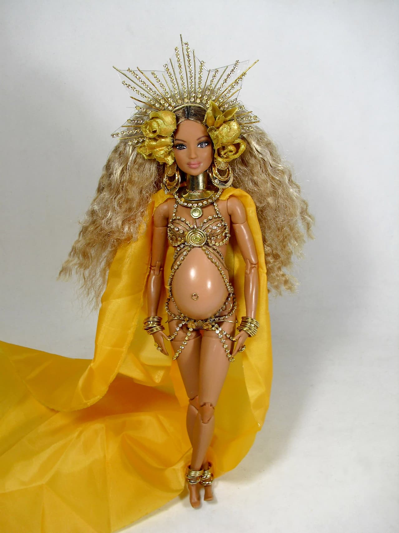 Photo © 2017 Splash News/The Grosby Group Pregnant Beyonce has been immortalised as a Barbie-style doll. Fan Marcus Baby has recreated the singer's expectant look based on her appearance at last month's Grammy Awards. Beyonce, 35, performed in a two-piece outfit that revealed her bump. Now Marcus - based in Brazil - has made the doll which he says is not for sale. "I did this job in five days and her clothes are made with gold chains, rings and wire," he said. The star is expecting twins with husband Jay-Z later this year.