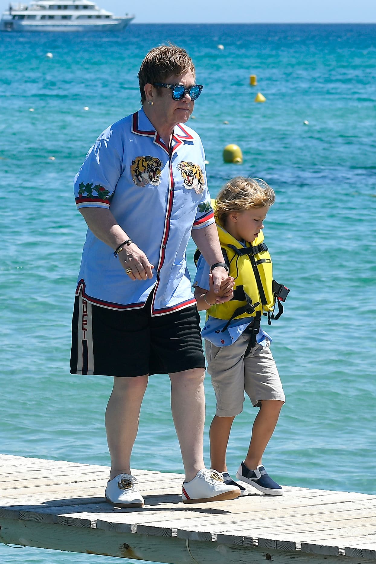 Los trajes estrafalarios de Sir Elton John son ya un clásico de este cantante inglés.