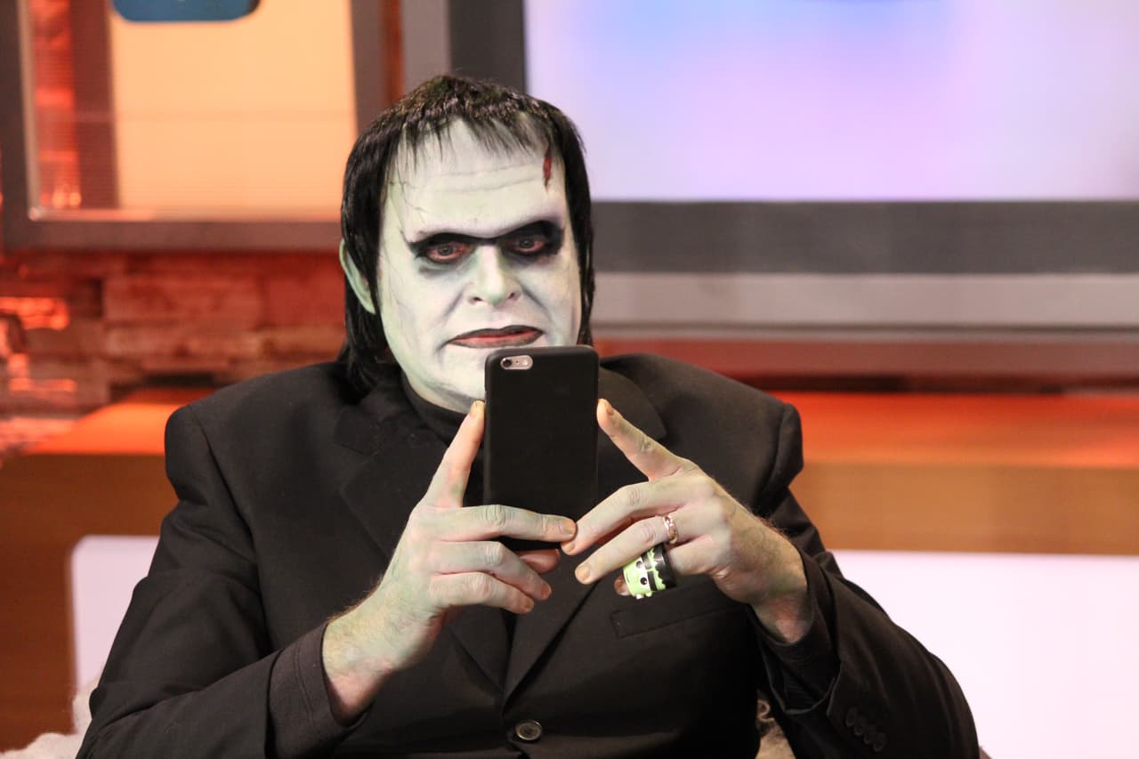 ¡Qué moderno! Sorprendimos a Frankie tomándose una selfie para sus redes sociales.