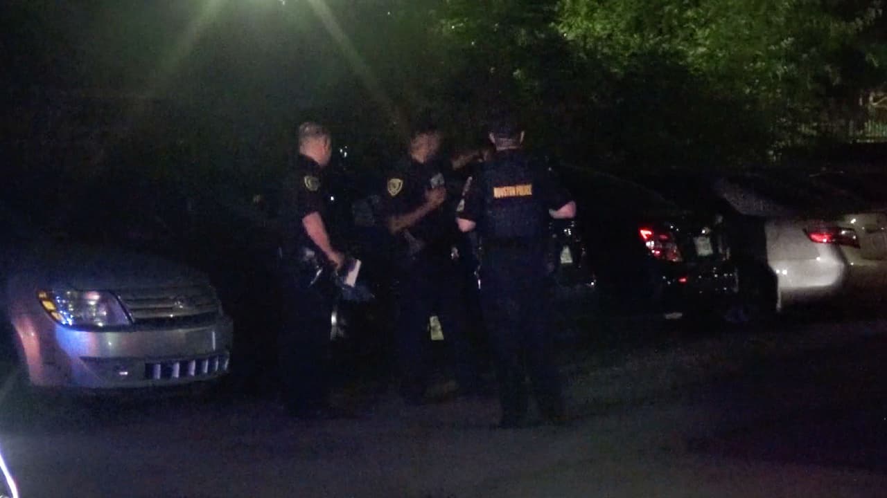 Autoridades buscan a un hombre acusado de robar y balear a una mujer dentro de su auto en Houston