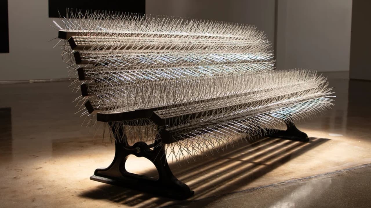 La exhibición “We Didn’t Know We’re Ready” de Nadia Kaabi-Linke sigue en Piero Atchugarry Gallery de Miami hasta el sábado 30 de agosto. “Su obra muestra cómo el poder, la memoria y la vulnerabilidad afectan a las personas. La memoria es fundamental en su trabajo: es el punto de partida para narrar historias personales y colectivas”, se lee en el catálogo de la muestra. Kaabi-Linke es tunecina de nacimiento y reside en Berlín. Piero Atchugarry Gallery está ubicada en el 5520 NE 4th Avenue de Miami