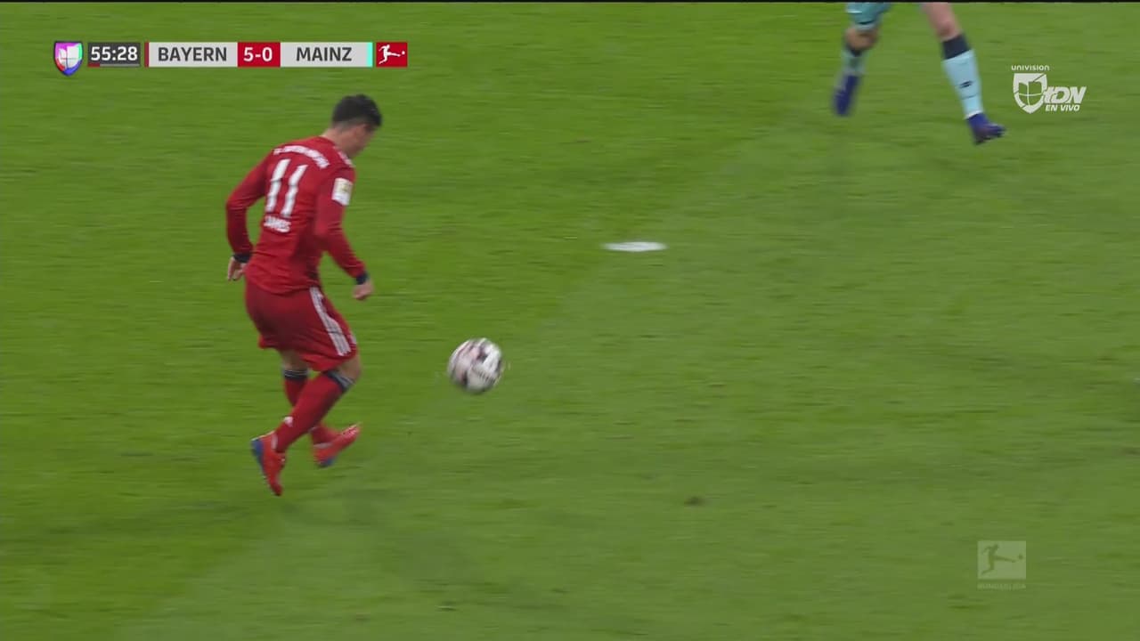 ¡Se lleva la pelota a casa! James definió como todo un crack y pone el 5-0 ante el Mainz