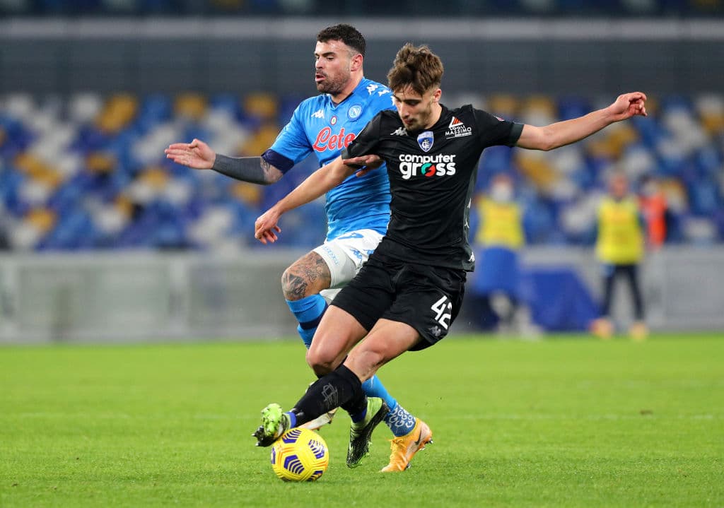 Di Lorenzo (18’), asistido por el mexicano adelantaba a los de Gattuso. Bajrami (33’) igualó el marcador, pero el ‘Chucky’ (38’) regresaba la ventaja al Napoli. Nuevamente Bajrami (68’) emparejaba hasta que apareció Petagna (76’) para hacer el del triunfo.
