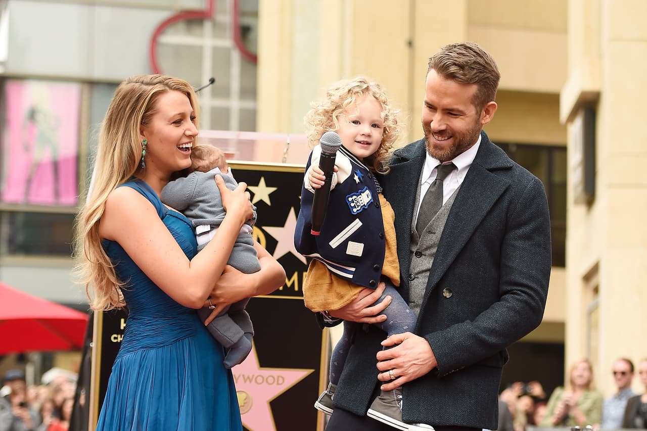 Blake Lively y Ryan Reynolds divertidos con las ocurrencias de su pequeña James.