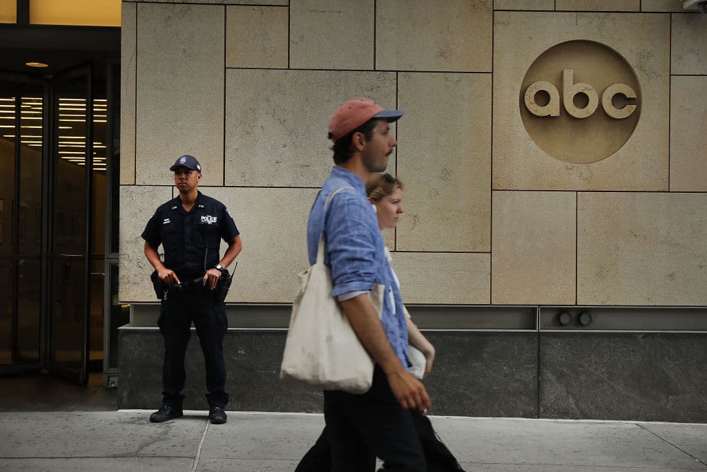 Equipos antiterroristas fueron desplegados afuera de distintos medios como ABC News, The Associated Press y Fox News.