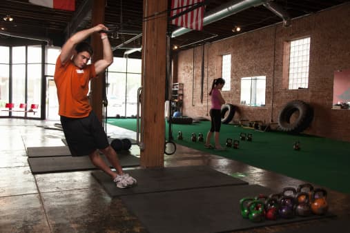 Los clientes deben mantener el distanciamiento físico recomendado (seis pies).
