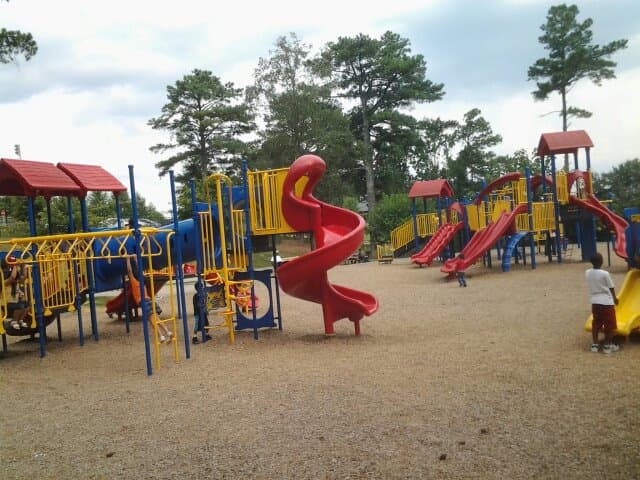 <b>Shorty Howell Park (Duluth)</b>
<br>
<b>Sitio web</b>: 
<a href="https://www.gwinnettcounty.com/web/gwinnett/departments/communityservices/parksandrecreation/ourparksandfacilities/guidetoyourparks/shortyhowellpark">https://www.gwinnettcounty.com/web/gwinnett/departments/communityservices/parksandrecreation/ourparksandfacilities/guidetoyourparks/shortyhowellpark</a> 
<br>
<a href="https://maps.app.goo.gl/4EjTXgcgTvVcHm818"><b>Cómo llegar</b></a>
<b> </b>
<br>
<br>Este parque de 67 acres es enorme y está lleno de cosas que hacer. A los niños les encantará jugar en las coloridas estructuras de juego o alimentar a los patos en el estanque. Hay una pista para correr y un sendero natural para caminar juntos.