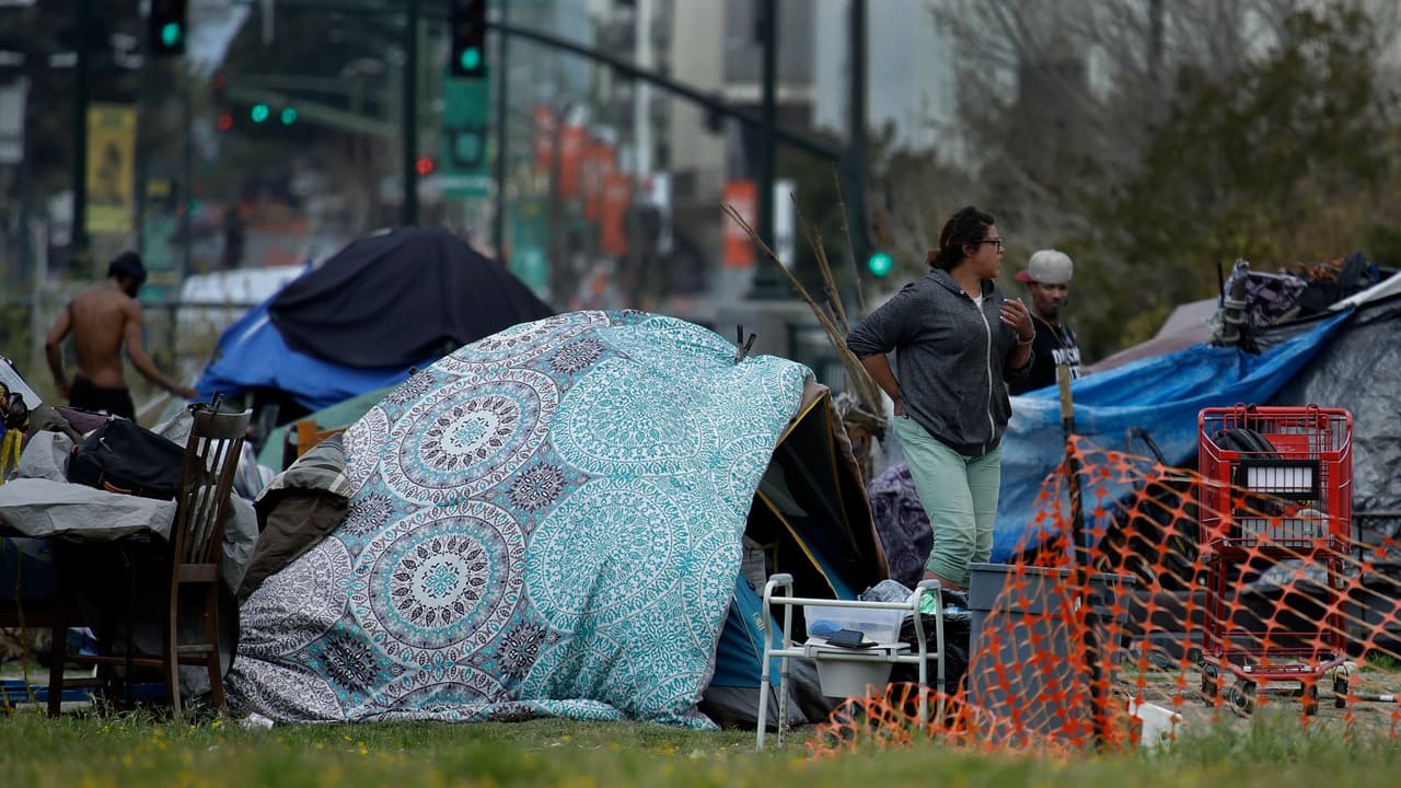 Oakland prohíbe que desamparados instalen campamentos cerca de casas, escuelas y negocios