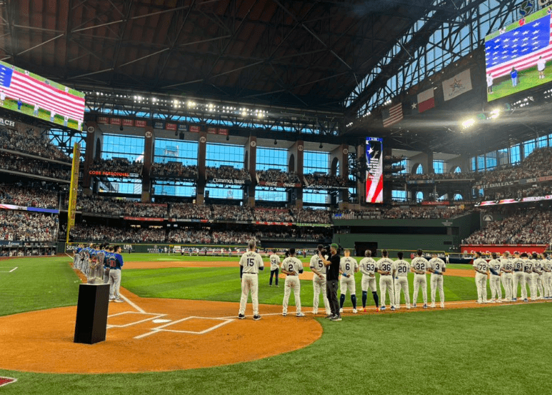 En el partido inicial mostraron l
<b>a bandera de campeones de los <a href="https://www.univision.com/local/dallas-kuvn/texas-rangers-triunfo-festejo-fotos" target="_blank">Texas Rangers</a>. </b>Y hubo lleno total al partido, la afición está ilusionada luego de que los Rangers consiguieran su primer campeonato en octubre del 2023.