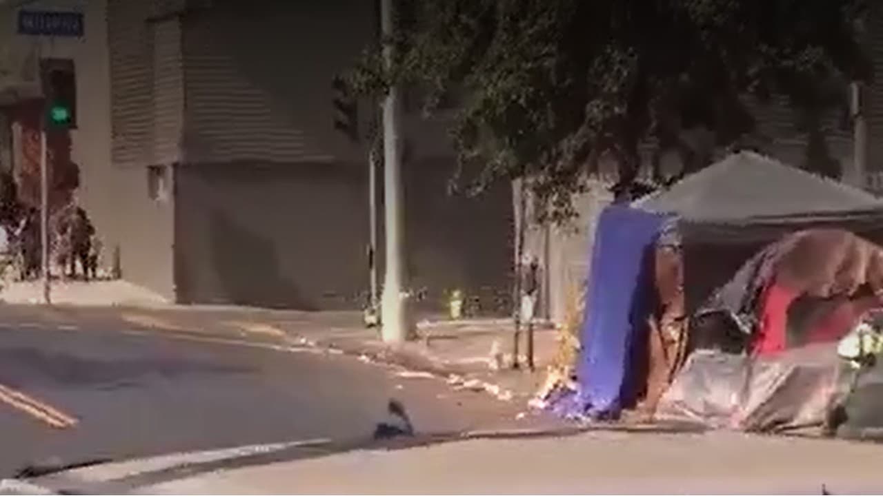 Padres de familia advierten de peligroso campamento de indigentes en zona escolar de Los Angeles