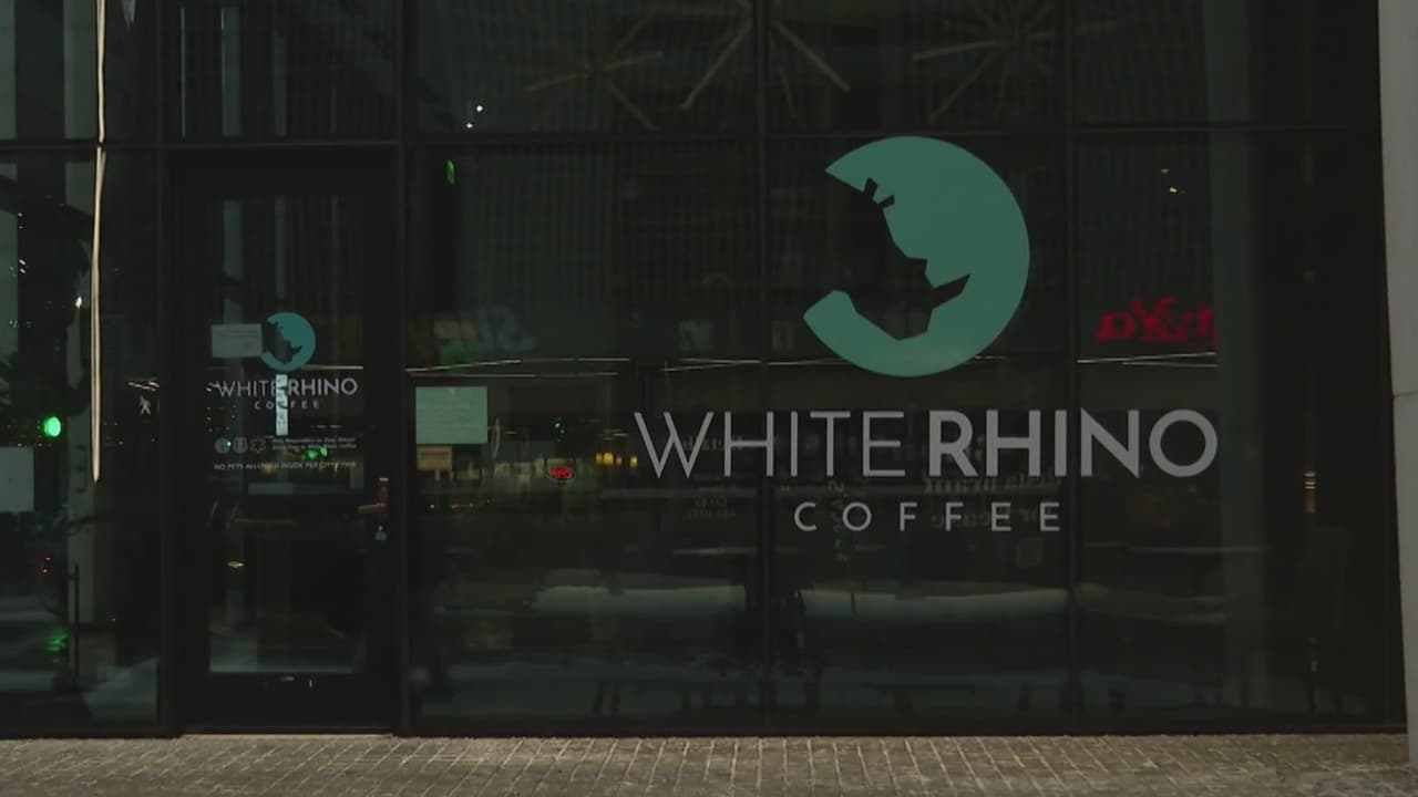 White Rhino Coffee en Dallas enfrenta polémica por descuento a agentes de ICE