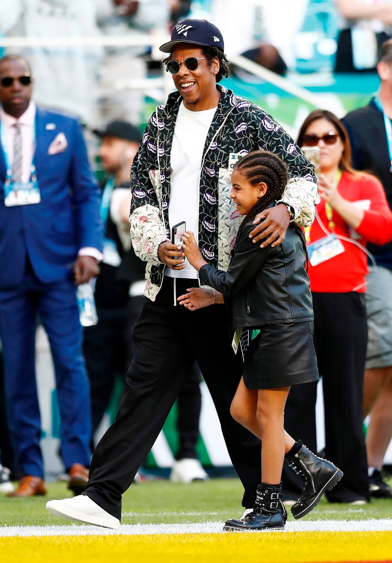 Previo al comienzo de la transmisión televisiva, a las 6:30 de la tarde, tiempo del Este, el magnate y rapero Jay-Z llegó junto a su hija mayor, Blue Ivy. 
<b>¿Dónde estaba Beyoncé?</b>