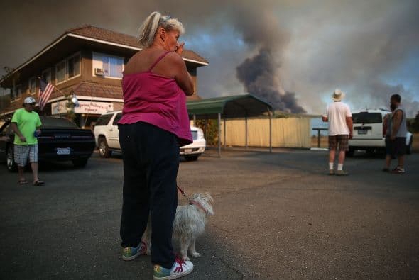 Los residentes de Clearlake observan una gran columna de humo.
