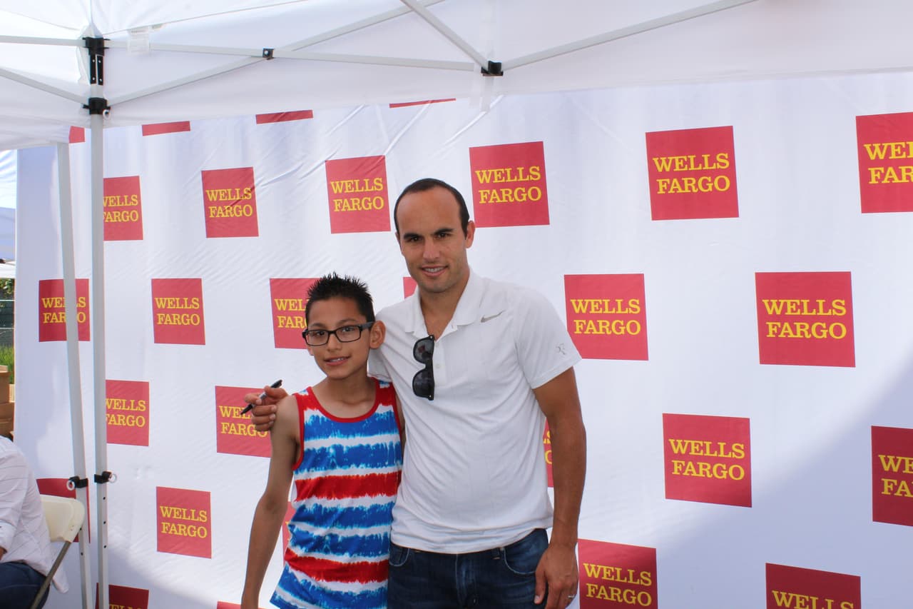 El legendario jugador del LA Galaxy y la selección nacional de Estados Unidos participó en la feria y deleitó a los aficionados del balompié con fotos, ‘selfies’ y autógrafos.