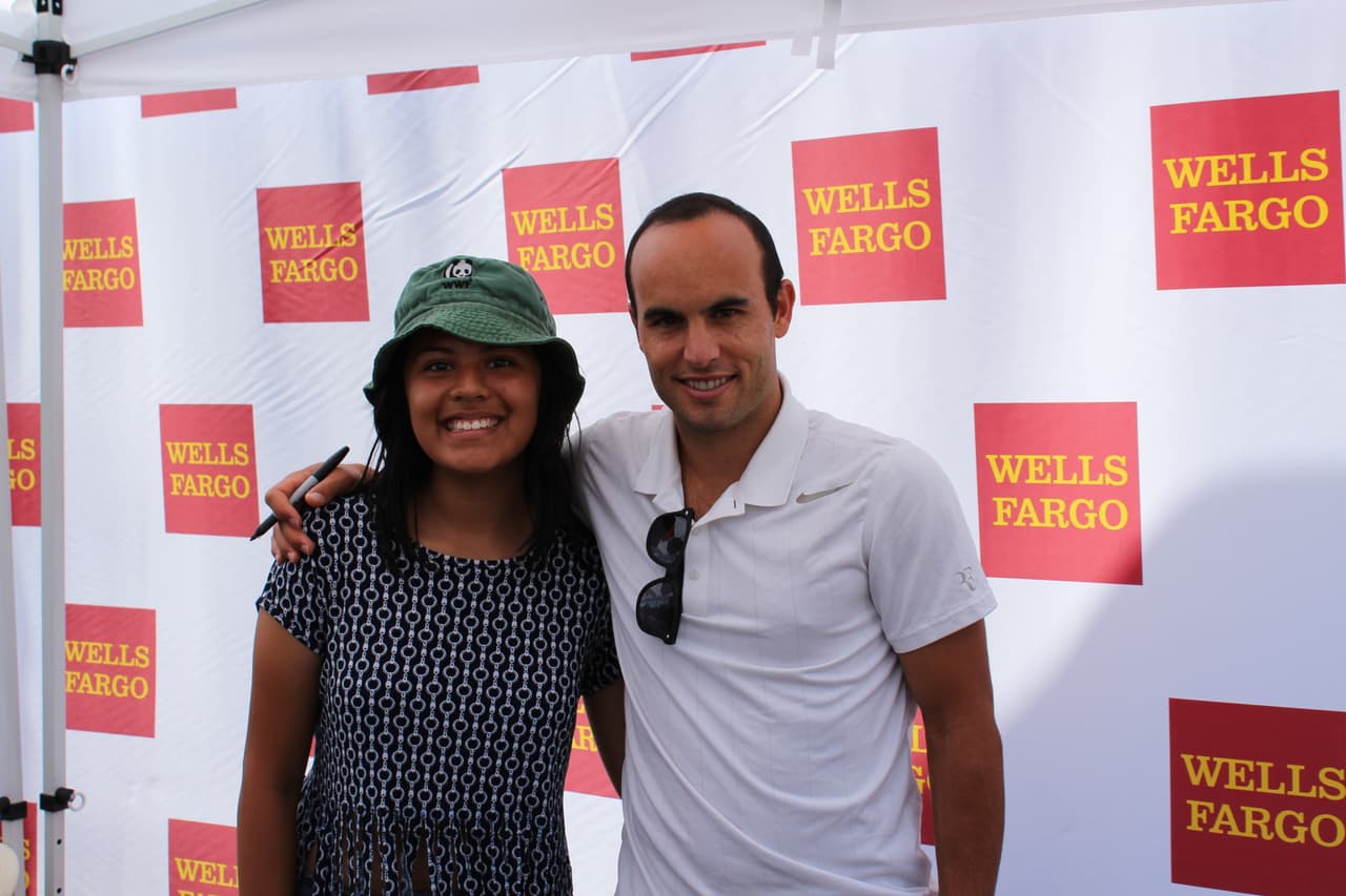 El legendario jugador del LA Galaxy y la selección nacional de Estados Unidos participó en la feria y deleitó a los aficionados del balompié con fotos, ‘selfies’ y autógrafos.