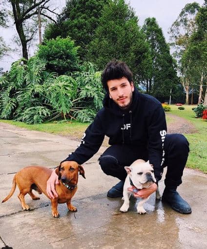 Durante esta colaboración, el cantante colombiano grabó algunas escenas de su preparación para un concierto junto al protagonista Charly Flow, personaje interpretado por el actor Carlos Torres.