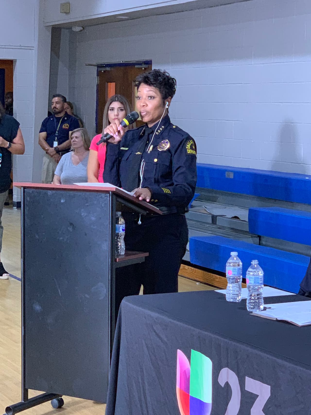 Renee Hall, jefa de policía de Dallas, informó al público que esta comprometida con la comunidad hispana. Destacó que el Departamento de Policía de Dallas cuenta con 400 oficiales que hablan español.
<br>