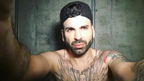 Pero fuera de cámaras, Jomari tiene un look más relajado, en donde las gorras y la ropa deportiva son lo que más usa.