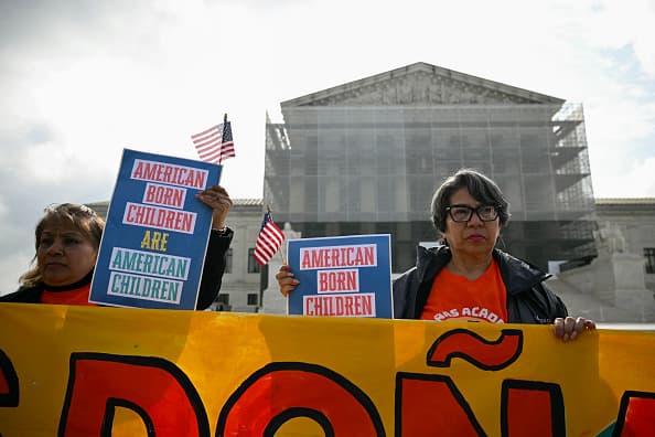Un grupo de personas participaron de una protesta frente a la Corte Suprema este jueves 15 de mayo de 2025.