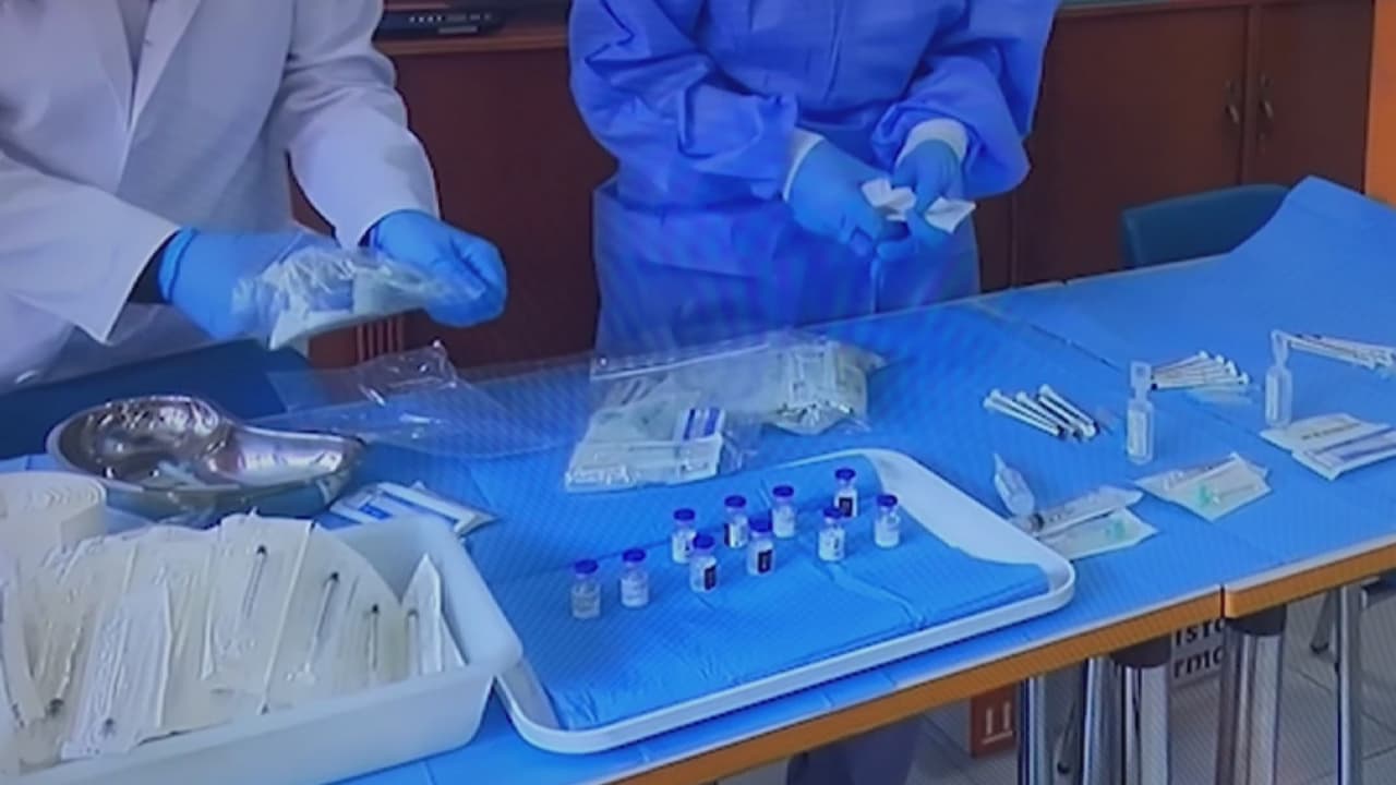 Profesionales de la salud recomiendan seguir el esquema de vacunación ante la presencia de nuevas variantes del coronavirus y estar atentos a posibles efectos secundarios.