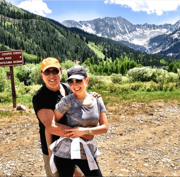 La tercera y actual pareja en la vida del empresario Tommy Mottola es la cantante mexicana Thalía. Ellos se conocieron en 1998, gracias al productor musical Emilio Stefan, quien los convenció de tener una cita a ciegas.