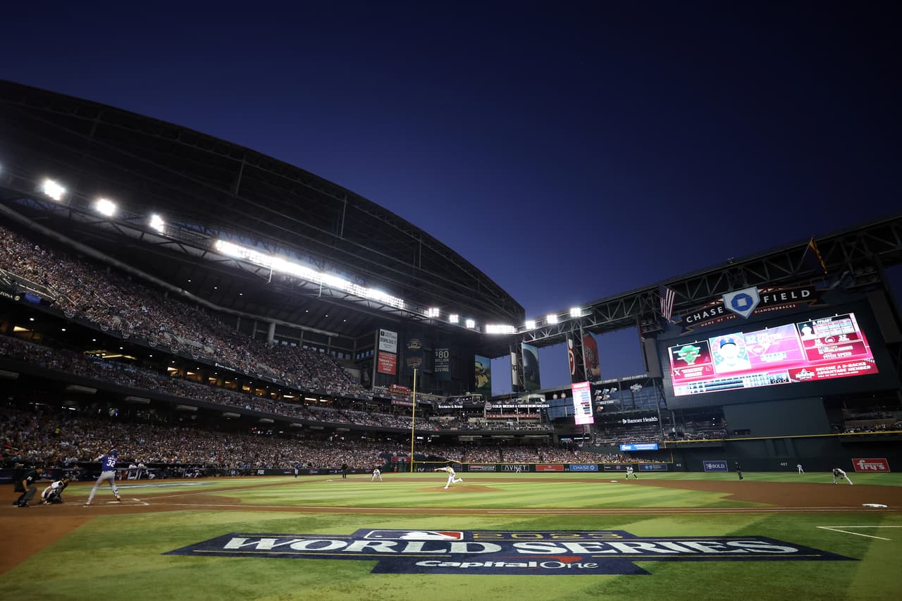 Los Diamondbacks de Arizona cayeron en su primer juego en casa de la Serie Mundial por 3 carreras a 1 ante los Texas Rangers en el Chase Field en Phoenix.