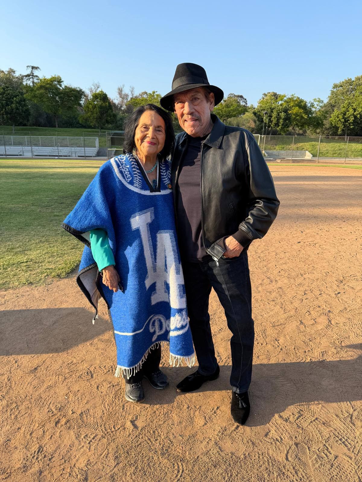 Danny Trejo lamentó la muerte de Dolores Huerta, a quien recordó como una líder pionera que dedicó más de siete décadas a impulsar causas comunitarias y transformar vidas. Destacó su legado de activismo y solidaridad, y expresó sus condolencias a la familia Huerta, asegurando que su lucha continuará inspirando a nuevas generaciones. “Que Dios bendiga a la familia Huerta. DESCANSA EN PODER”.